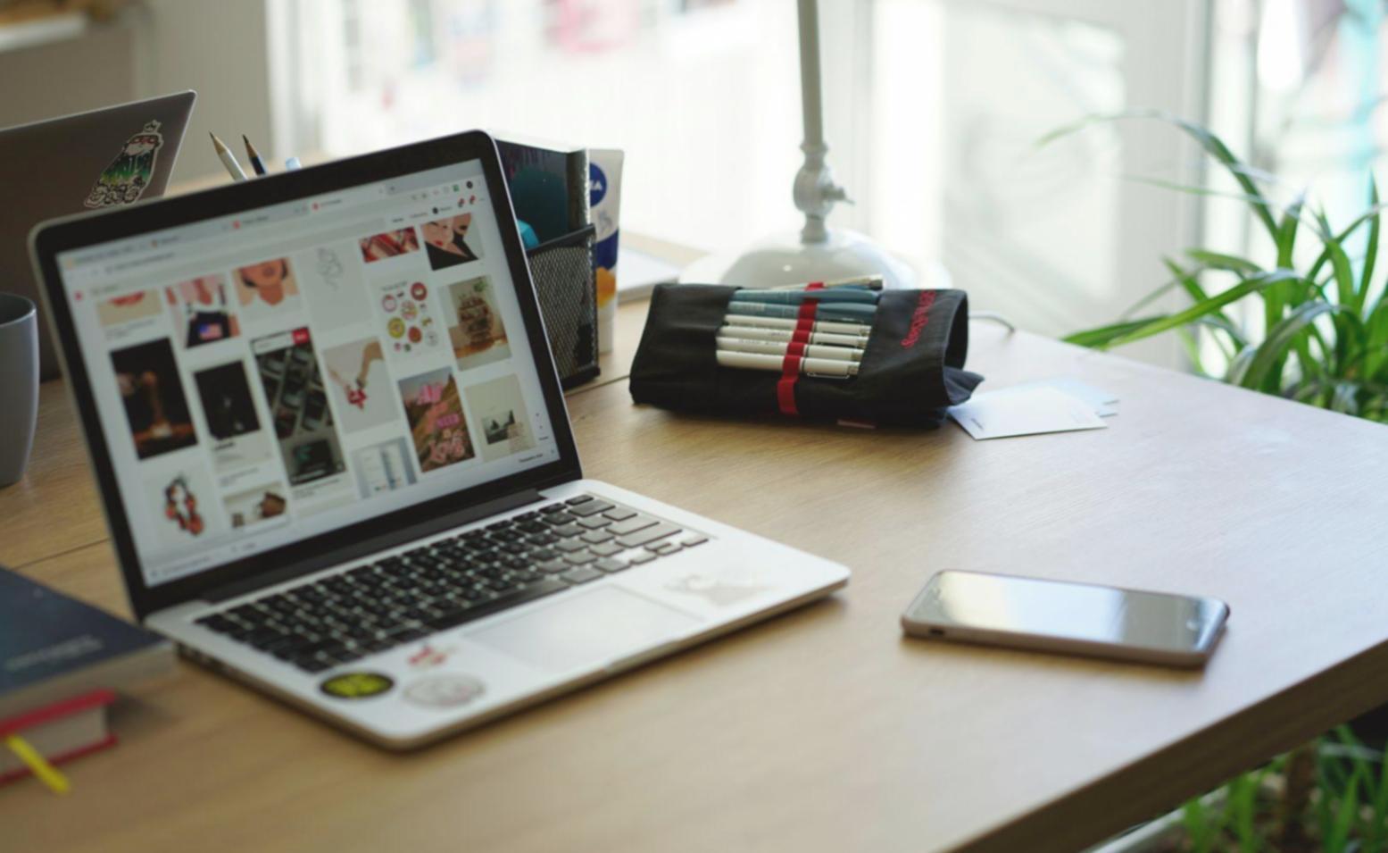 Analyse von E-Commerce Kennzahlen auf Bildschirm