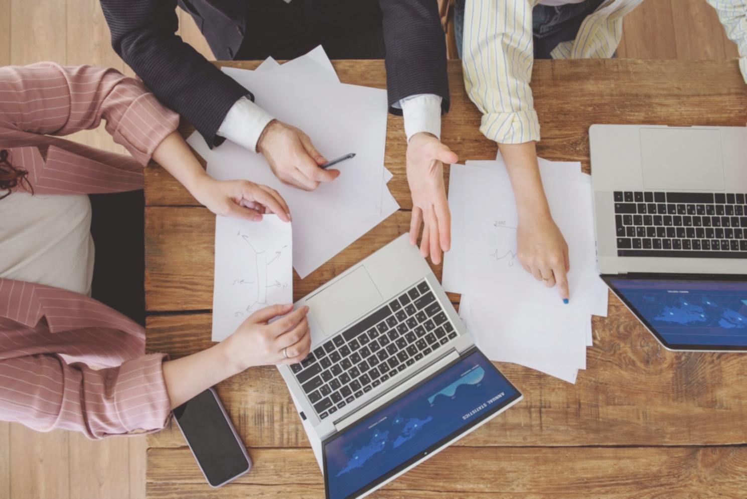 Professionelles Team bei der Beratung für E-Commerce Weiterbildung